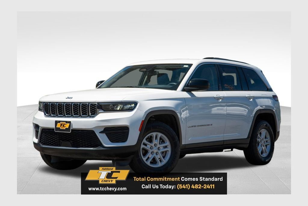 2023 Jeep Grand Cherokee Laredo 4x4 in White — front three-quarter view